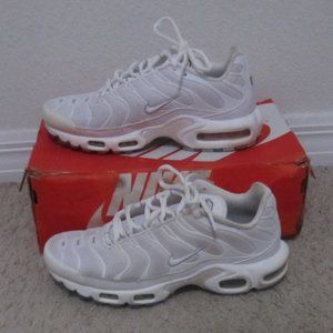 Women's Nike Air Max Plus 604133-139 Triple White Size 7.5 Sneaker